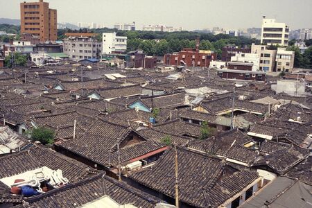 the roofs in the Kwanghwamun Area in the old town of Seoul in South Korea in EastAasia.  Southkorea, Seoul, May, 2006のeditorial素材