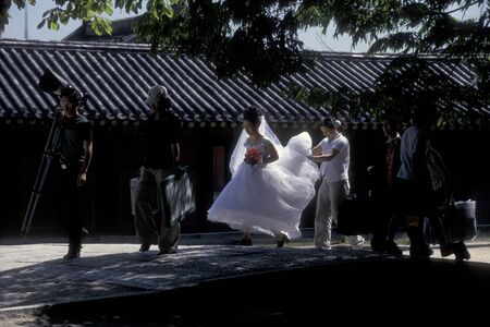 a wedding in a park in the city of Seoul in South Korea in EastAasia.  Southkorea, Seoul, May, 2006のeditorial素材