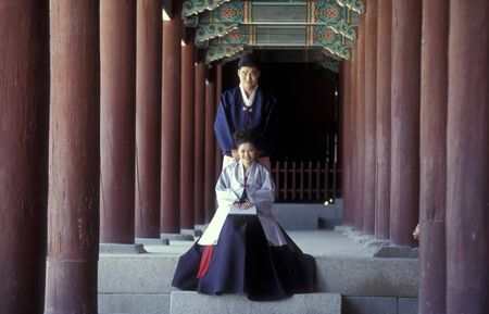 Historically dressed People at the Gyeongbokgung or Kyongbokkung Palace in the city of Seoul in South Korea in EastAasia.  Southkorea, Seoul, May, 2006のeditorial素材