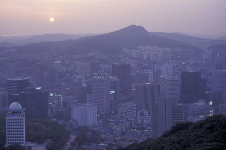 the view from the Seoul Tower in the city centre of Seoul in South Korea in EastAasia.  Southkorea, Seoul, May, 2006のeditorial素材