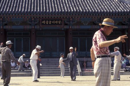 seniors  on a traditional dance in the city of Seoul in South Korea in EastAasia.  Southkorea, Seoul, May, 2006のeditorial素材