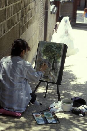 artists are painting in a park in the city of Seoul in South Korea in EastAasia.  Southkorea, Seoul, May, 2006のeditorial素材