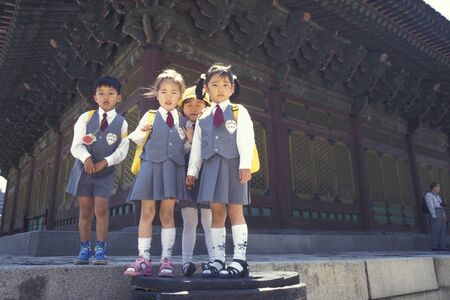 school children at the Gyeongbokgung or Kyongbokkung Palace in the city of Seoul in South Korea in EastAasia.  Southkorea, Seoul, May, 2006のeditorial素材