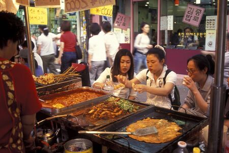 people at a streetfood restaurant in city centre of Seoul in South Korea in EastAasia.  Southkorea, Seoul, May, 2006のeditorial素材