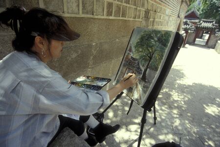 artists are painting in a park in the city of Seoul in South Korea in EastAasia.  Southkorea, Seoul, May, 2006のeditorial素材