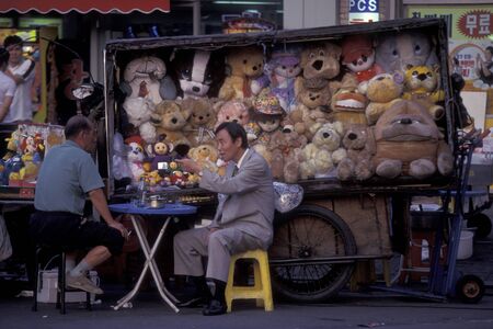a soft toy shop on a market in the city of Seoul in South Korea in EastAasia.  Southkorea, Seoul, May, 2006のeditorial素材