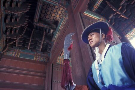 Historically dressed guard at the Daehanmun gate at the Toksugung Palace in the city of Seoul in South Korea in EastAasia.  Southkorea, Seoul, May, 2006のeditorial素材