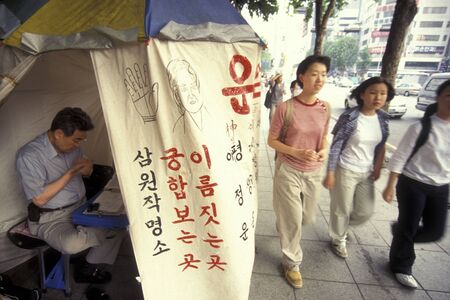 a fortune teller in the city of Seoul in South Korea in EastAasia.  Southkorea, Seoul, May, 2006のeditorial素材
