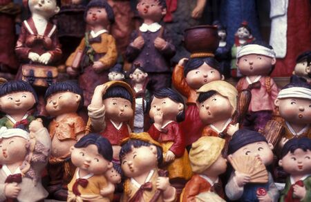 smal figures and souveniers on a market in the city of Seoul in South Korea in EastAasia.  Southkorea, Seoul, May, 2006のeditorial素材