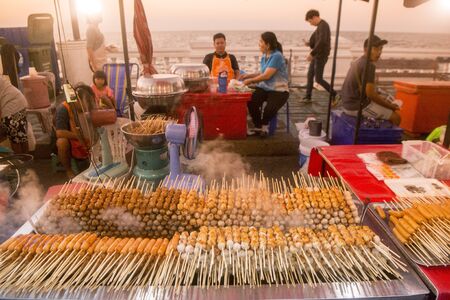 the Night market and walking street at the Coast of Laemtan at the Bang Saen Beach at the Town of Bangsaen in the Provinz Chonburi in Thailand.  Thailand, Bangsaen, November, 2018のeditorial素材