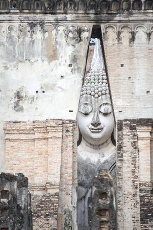 the Buddha at the Wat Si Chum at the Historical Park in Sukhothai in the Provinz Sukhothai in Thailand.   Thailand, Sukhothai, November, 2018のeditorial素材