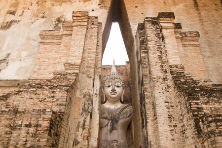 the Buddha at the Wat Si Chum at the Historical Park in Sukhothai in the Provinz Sukhothai in Thailand.   Thailand, Sukhothai, November, 2018のeditorial素材