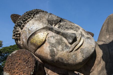 Buddha statue at the Wat Phra Kaeo at the Historical Park in of the town of Kamphaeng Phet in the Kamphaeng Phet Province in North Thailand.   Thailand, Kamphaeng Phet, November, 2019のeditorial素材