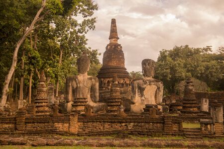 Buddha statue at the Wat Phra Kaeo at the Historical Park in of the town of Kamphaeng Phet in the Kamphaeng Phet Province in North Thailand.   Thailand, Kamphaeng Phet, November, 2019のeditorial素材