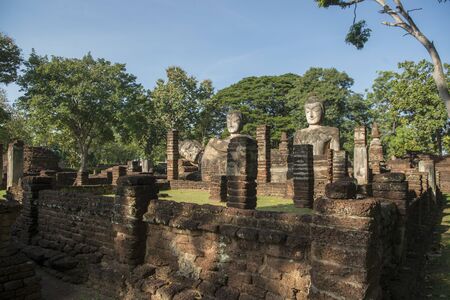 Buddha statue at the Wat Phra Kaeo at the Historical Park in of the town of Kamphaeng Phet in the Kamphaeng Phet Province in North Thailand.   Thailand, Kamphaeng Phet, November, 2019のeditorial素材