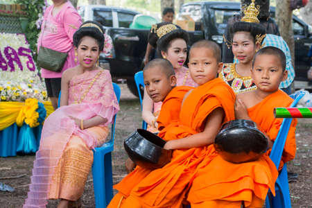 joung Monk and traditional dresst thai people at the Loy Krathong Festival in the Historical Park in Sukhothai in the Provinz Sukhothai in Thailand.   Thailand, Sukhothai, November, 2019のeditorial素材