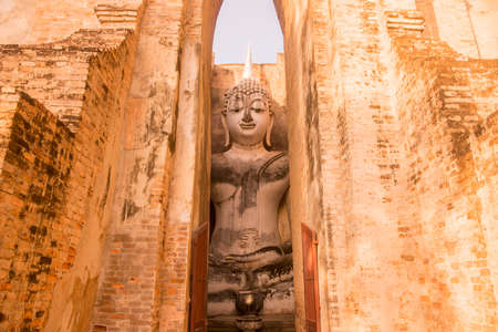 the Buddha at the Wat Si Chum at the Historical Park in Sukhothai in the Provinz Sukhothai in Thailand.   Thailand, Sukhothai, November, 2019のeditorial素材