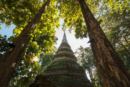 the wat Phra That Chedi Luang in the town of Chiang Saen in the north of the city Chiang Rai in North Thailand.   Thailand, Chiang Sean, November, 2019のeditorial素材