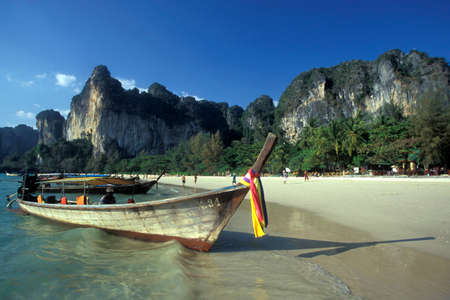 the Beach with Woodboats at the Hat Phra Nang Beach at Railay near Ao Nang the City of Krabi on the Andaman Sea in the south of Thailand.    Thailand, Krabi, April, 2001のeditorial素材