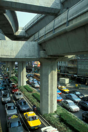 the road trafic in the city centre at Siam Square Aerea in the city of Bangkok in Thailand in Southeastasia.    Thailand, Bangkok, April, 2001のeditorial素材