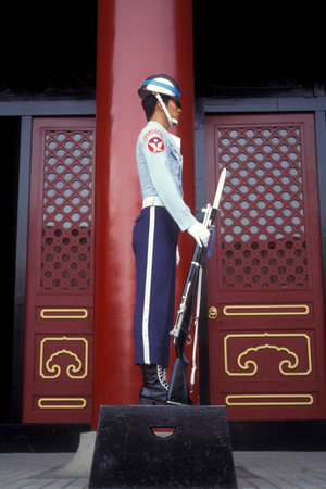 a guard at the Chiang Kai Shek Memorial Hall in the city centre of Taipei in Taiwan of East Aasia.   Taiwan, Taipei, May, 2001のeditorial素材