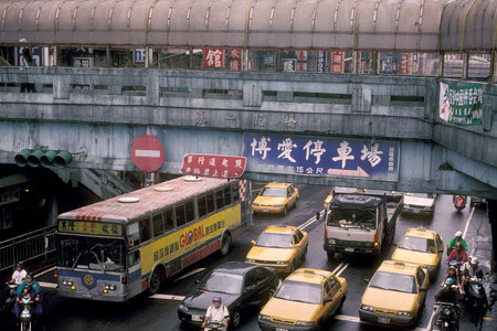 a mainroad in the city centre of Taipei in Taiwan of East Aasia.   Taiwan, Taipei, May, 2001のeditorial素材