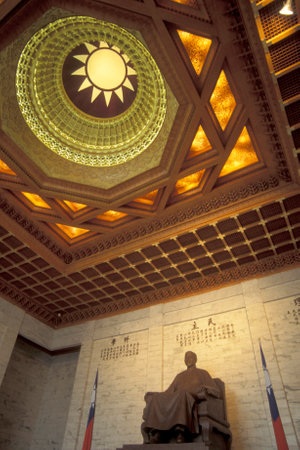 The Statue at the Chiang Kai Shek Memorial Hall in the city centre of Taipei in Taiwan of East Aasia.   Taiwan, Taipei, May, 2001のeditorial素材
