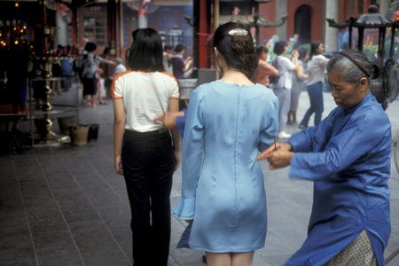 people pray in a Chinese Temple in the city centre of Taipei in Taiwan of East Aasia.   Taiwan, Taipei, May, 2001のeditorial素材
