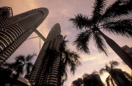 the architecture of the Petronas Twin Towers in the city of Kuala Lumpur in Malaysia.  Malaysia, Kuala Lumpur, January, 2003のeditorial素材