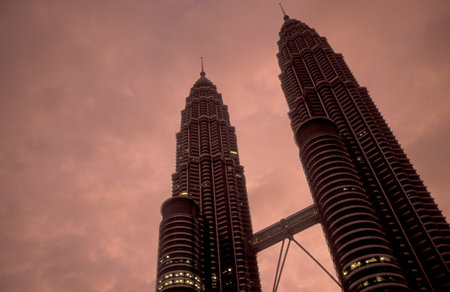 the architecture of the Petronas Twin Towers in the city of Kuala Lumpur in Malaysia.  Malaysia, Kuala Lumpur, January, 2003のeditorial素材
