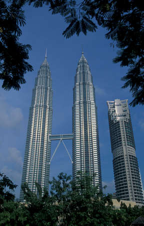 the architecture of the Petronas Twin Towers in the city of Kuala Lumpur in Malaysia.  Malaysia, Kuala Lumpur, January, 2003のeditorial素材