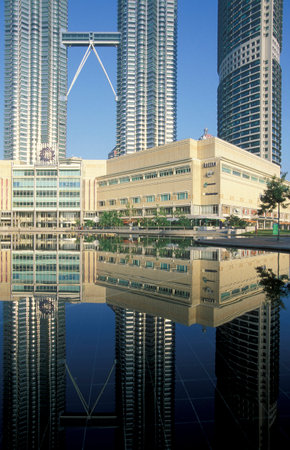 the architecture of the Petronas Twin Towers in the city of Kuala Lumpur in Malaysia.  Malaysia, Kuala Lumpur, January, 2003のeditorial素材