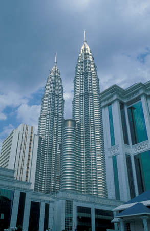 the architecture of the Petronas Twin Towers in the city of Kuala Lumpur in Malaysia.  Malaysia, Kuala Lumpur, January, 2003のeditorial素材