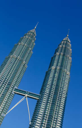 the architecture of the Petronas Twin Towers in the city of Kuala Lumpur in Malaysia.  Malaysia, Kuala Lumpur, January, 2003のeditorial素材