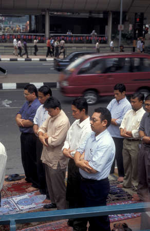 people pray at the Mosque of Masjid Jamek in the city of Kuala Lumpur in Malaysia.  Malaysia, Kuala Lumpur, August, 1997のeditorial素材