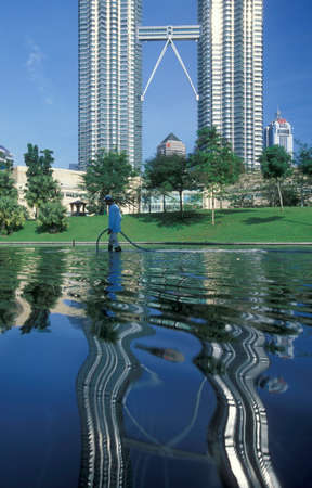 the architecture of the Petronas Twin Towers in the city of Kuala Lumpur in Malaysia.  Malaysia, Kuala Lumpur, January, 2003のeditorial素材