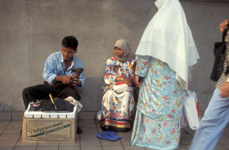 a shoe maker works in the city of Kuala Lumpur in Malaysia.  Malaysia, Kuala Lumpur, January, 2003のeditorial素材