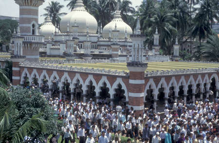people pray at the Mosque of Masjid Jamek in the city of Kuala Lumpur in Malaysia.  Malaysia, Kuala Lumpur, August, 1997のeditorial素材