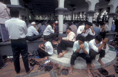 people pray at the Mosque of Masjid Jamek in the city of Kuala Lumpur in Malaysia.  Malaysia, Kuala Lumpur, August, 1997のeditorial素材