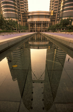 the architecture of the Petronas Twin Towers in the city of Kuala Lumpur in Malaysia.  Malaysia, Kuala Lumpur, January, 2003のeditorial素材