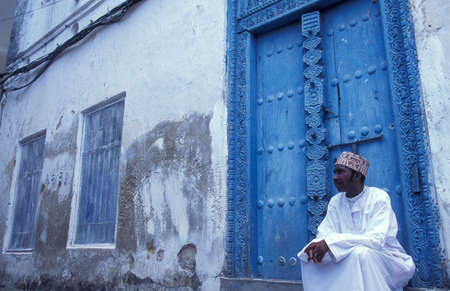 people in the Old Town of Stone Town on the Island of Zanzibar in Tanzania.  Tanzania, Zanzibar, Stone Town, October, 2004のeditorial素材