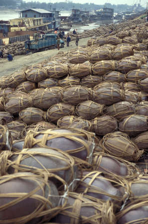ceramic pots at the Port on the Yangtze River in the City of Wuhan in the Province of Hubei in China.  China, Wuhan, November, 1996のeditorial素材