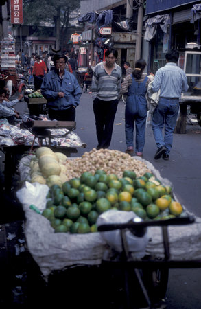 people at the Market in the City of Wuhan in the Province of Hubei in China.  China, Wuhan, November, 1996のeditorial素材