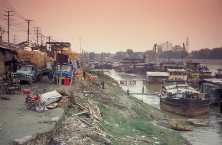 the port at the yangtze River in the City of Wuhan in the Province of Hubei in China.  China, Wuhan, November, 1996のeditorial素材