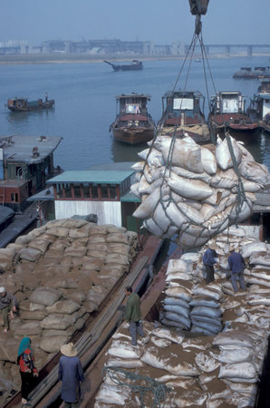 Worker offload Sand for Construction off a Transport ship at the Ganjiang River in the City of Nanchang in the Province of Jiangxi in China. China, Nanchang, November, 1996のeditorial素材
