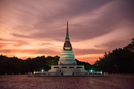 Sunset at Phra Chedi Klang Nam in Rayong City in Province of Rayong in Thailand, Thailand, Rayong, October, 26, 2024のeditorial素材