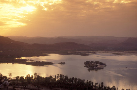 the Landscape and Nature of the Pichhola Lake in the Town of Udaipur in the Province of Rajasthan in India. India, Udaipur, January, 1998のeditorial素材