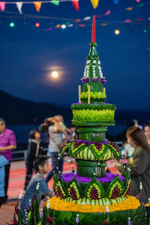 People make ready a Krathong at Loy Krathong Festival in Town of Khong Chiam in Province of Ubon Ratchathani in Thailand. Thailand, Khong Chiam, November, 27, 2023のeditorial素材
