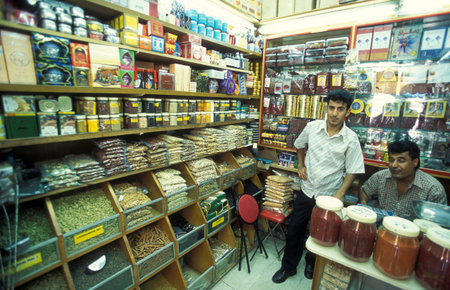 a spices shop in Souq and Market in Old Town and Bur Dubai in city of Dubai in the UAE. UAE, Dubai, October, 1, 2004のeditorial素材