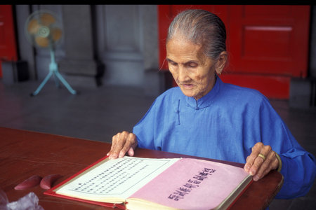 People pray in a Chinese Temple in the city center of Taipei in Taiwan of East Aasia. Taiwan, Taipei, May, 2001のeditorial素材